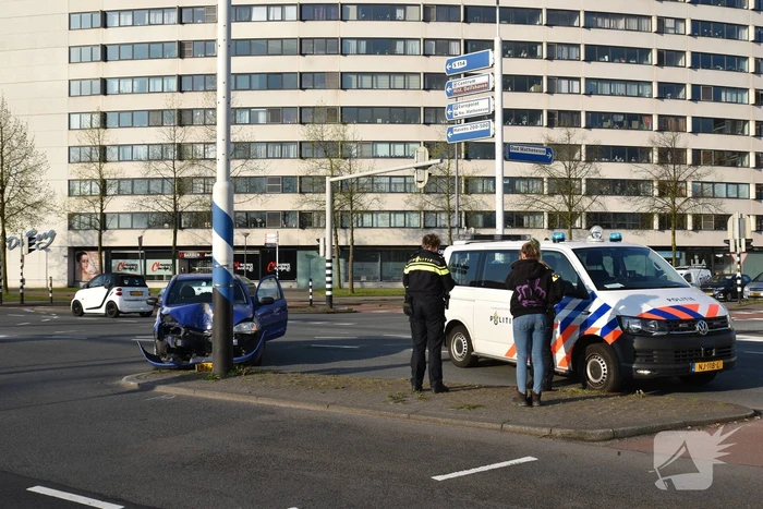 Auto klapt vol op ANWB paal en is total-loss
