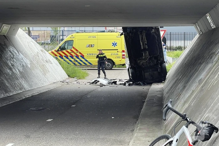 Bestelbus eindigt tegen viaduct