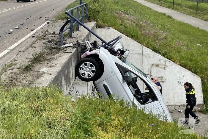 Bestelbus eindigt tegen viaduct