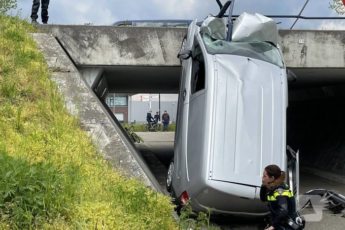 Bestelbus eindigt tegen viaduct