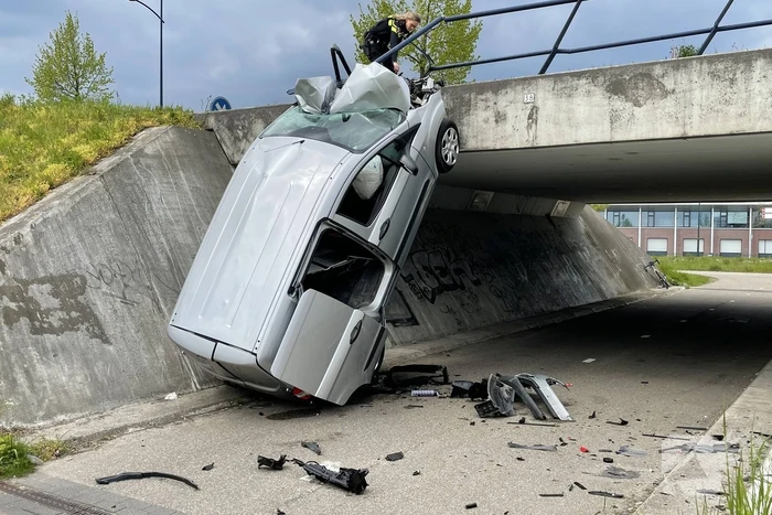 Bestelbus eindigt tegen viaduct