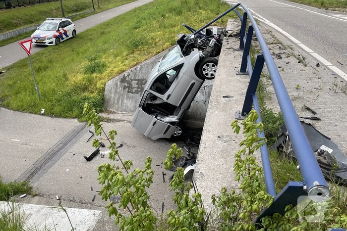 Bestelbus eindigt tegen viaduct