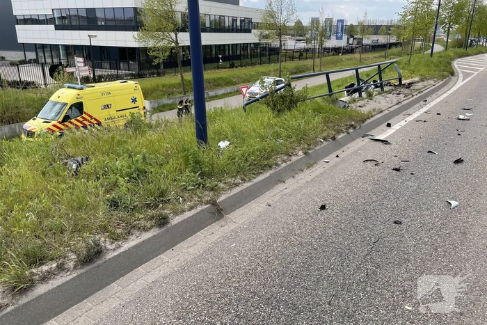 Bestelbus eindigt tegen viaduct