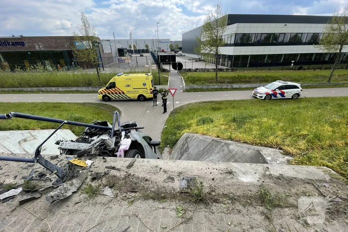 Bestelbus eindigt tegen viaduct