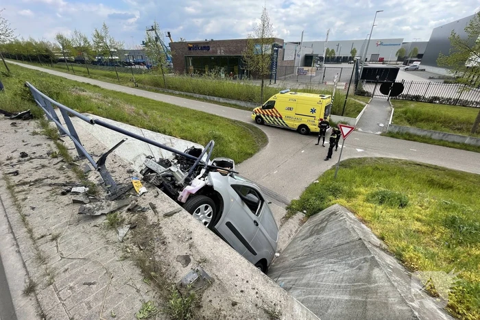 Bestelbus eindigt tegen viaduct