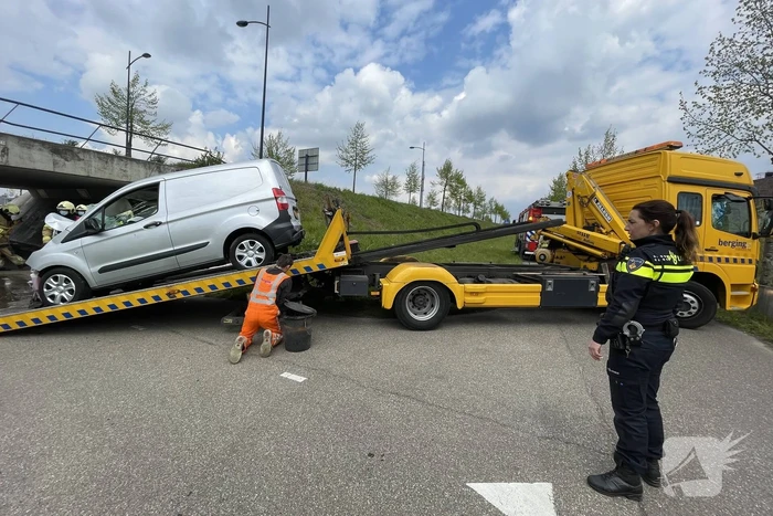 Bestelbus eindigt tegen viaduct