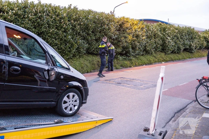 Auto vliegt uit de bocht op bedrijventerrein Zuidwenk