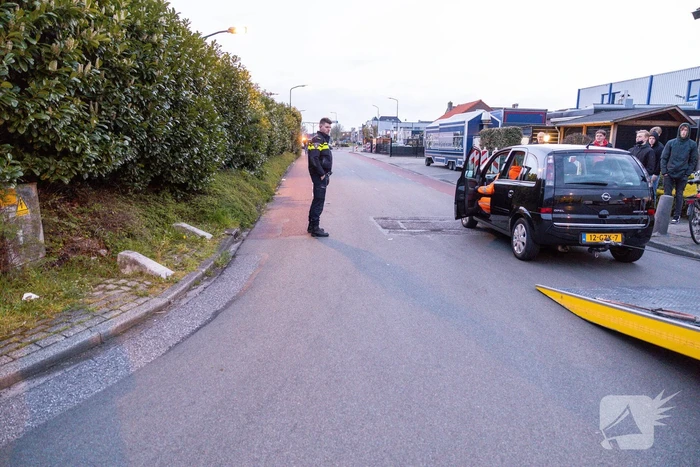 Auto vliegt uit de bocht op bedrijventerrein Zuidwenk