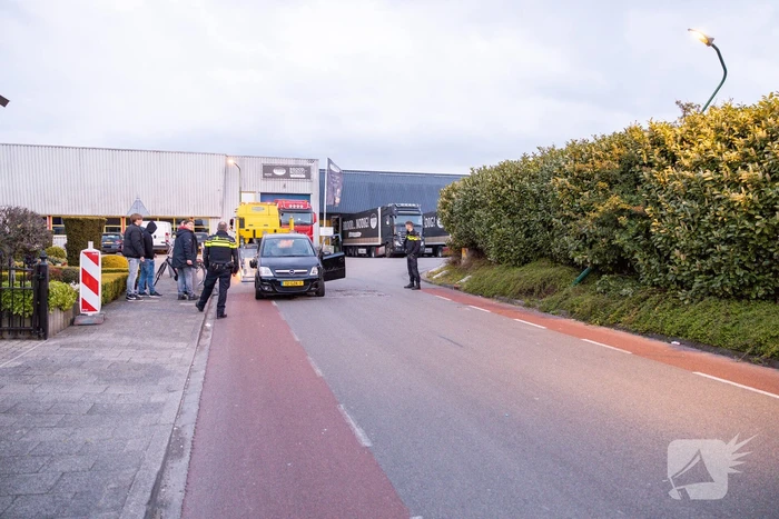 Auto vliegt uit de bocht op bedrijventerrein Zuidwenk