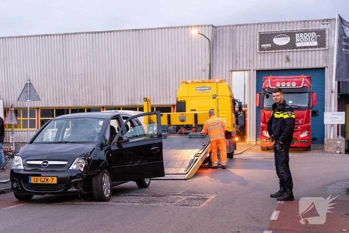 Auto vliegt uit de bocht op bedrijventerrein Zuidwenk