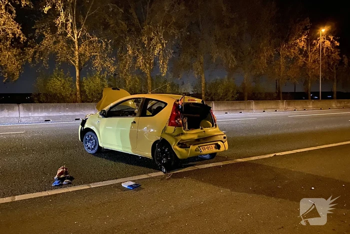 Bestuurder verliest macht over stuur