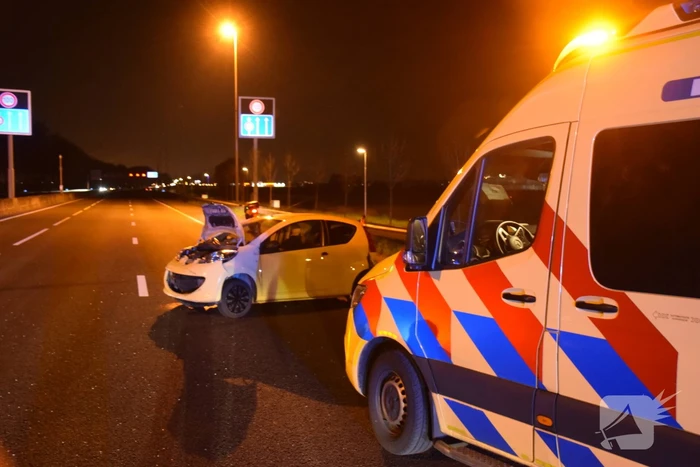 Bestuurder verliest macht over stuur