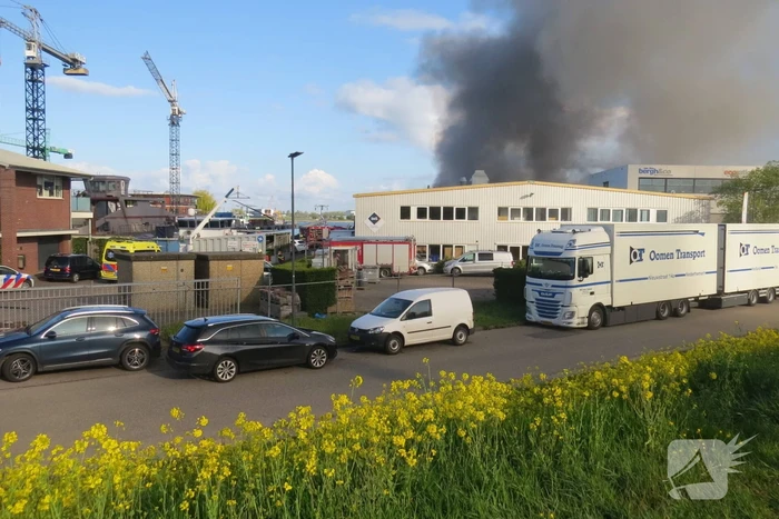 Grote uitslaande brand in appartement boven bedrijf