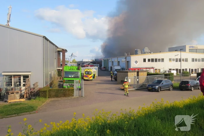 Grote uitslaande brand in appartement boven bedrijf