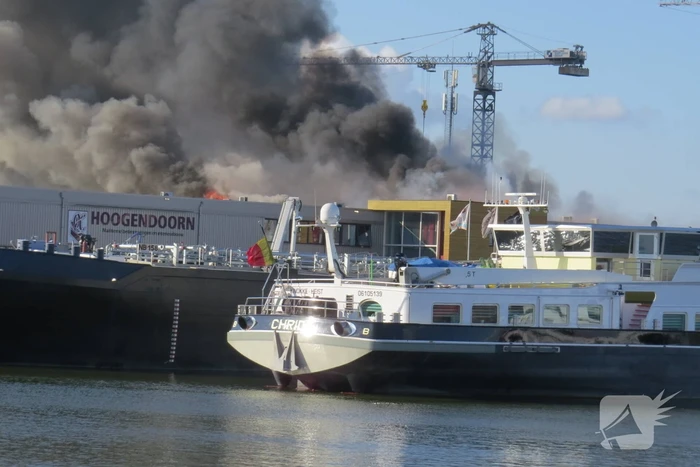 Grote uitslaande brand in appartement boven bedrijf