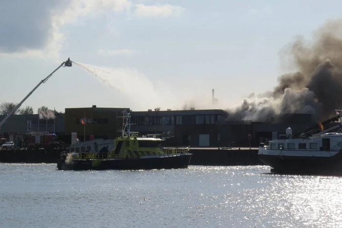 Grote uitslaande brand in appartement boven bedrijf