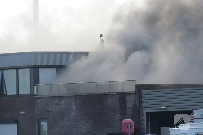 Grote uitslaande brand in appartement boven bedrijf