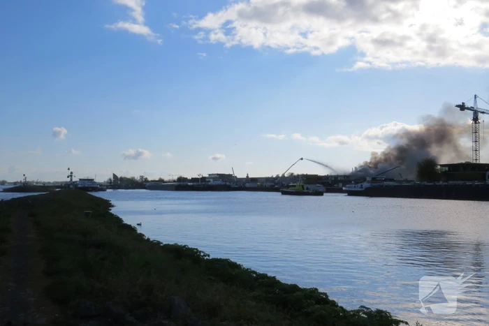 Grote uitslaande brand in appartement boven bedrijf