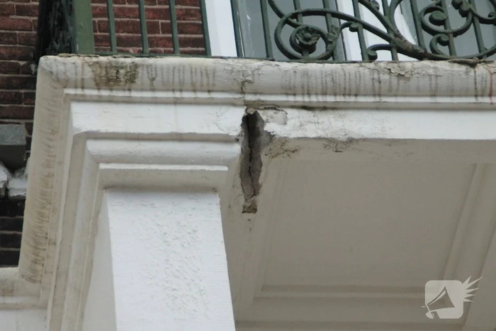 Afzetting door betonbrokken van balkon