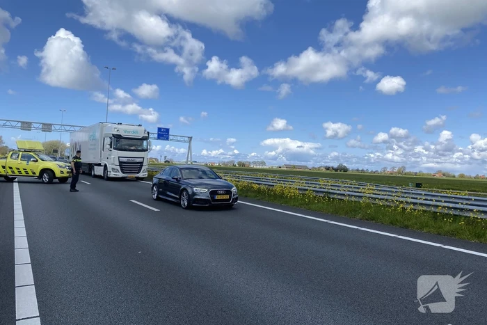 Motorrijder en auto botsen op snelweg