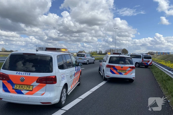 Motorrijder en auto botsen op snelweg