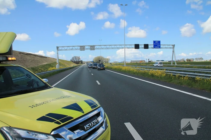 Motorrijder en auto botsen op snelweg