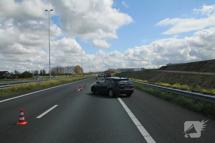 Motorrijder en auto botsen op snelweg