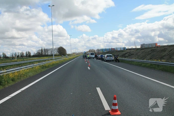 Motorrijder en auto botsen op snelweg