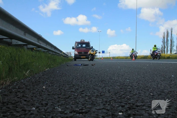 Motorrijder en auto botsen op snelweg