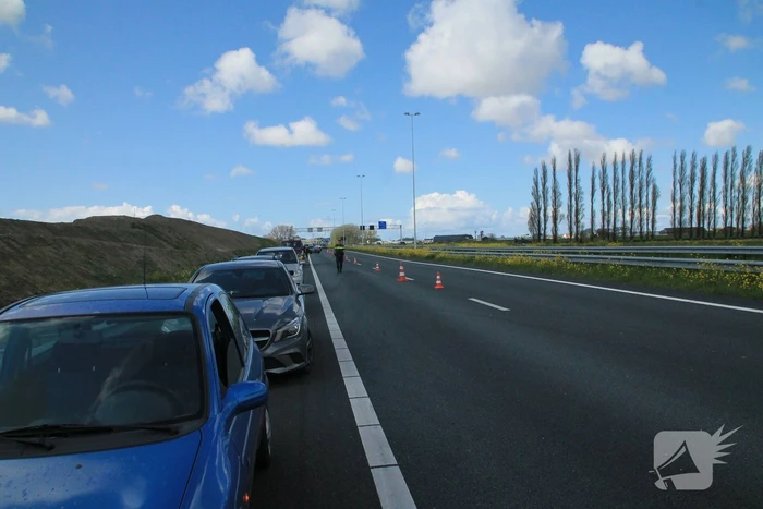 Motorrijder en auto botsen op snelweg