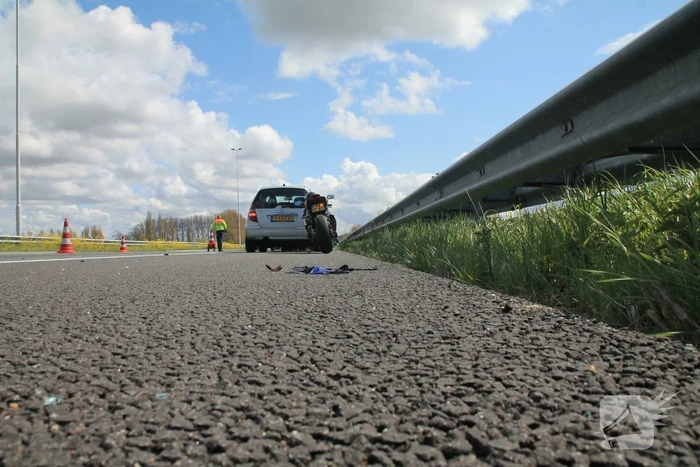 Motorrijder en auto botsen op snelweg