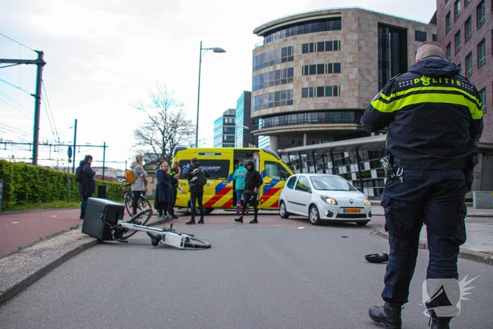Maaltijdbezorger op e-bike botst met auto