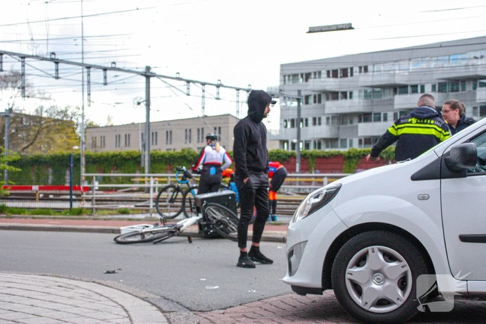 Maaltijdbezorger op e-bike botst met auto