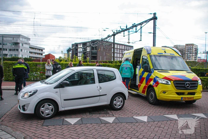 Maaltijdbezorger op e-bike botst met auto