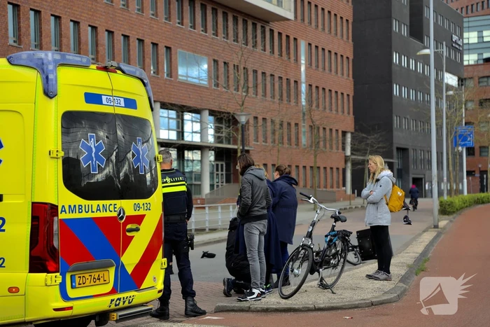 Maaltijdbezorger op e-bike botst met auto