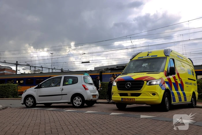 Maaltijdbezorger op e-bike botst met auto
