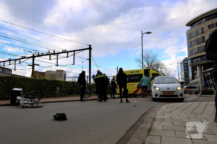 Maaltijdbezorger op e-bike botst met auto