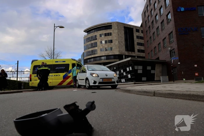 Maaltijdbezorger op e-bike botst met auto