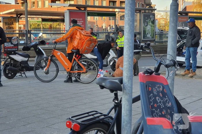 Maaltijdbezorger en voetganger botsen