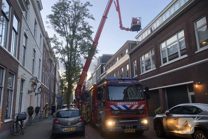 Grote brand in schoorsteen van woning