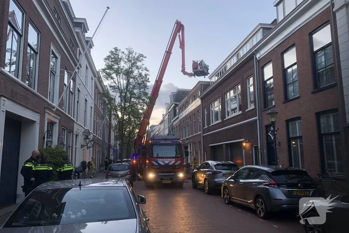Grote brand in schoorsteen van woning