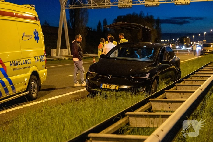 Tesla botst op vangrail