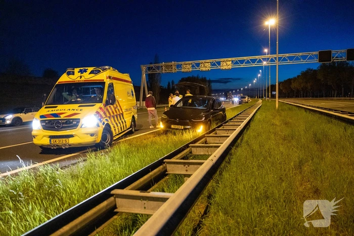 Tesla botst op vangrail