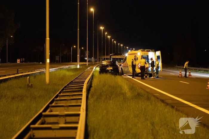 Tesla botst op vangrail