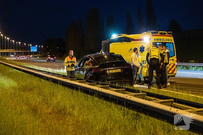 Tesla botst op vangrail