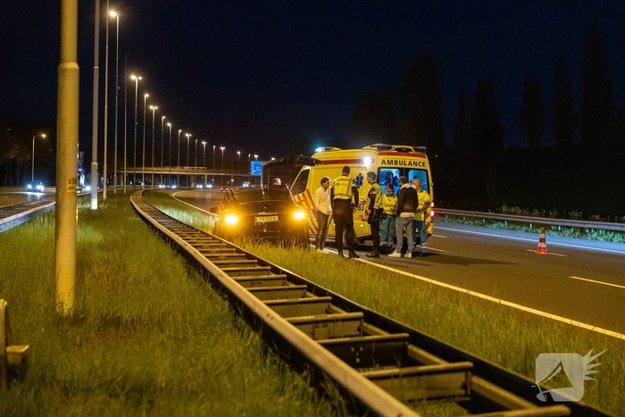 Tesla botst op vangrail