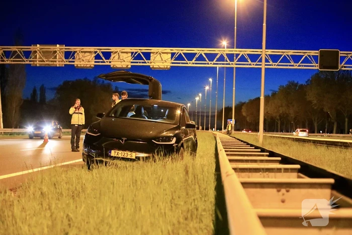 Tesla botst op vangrail