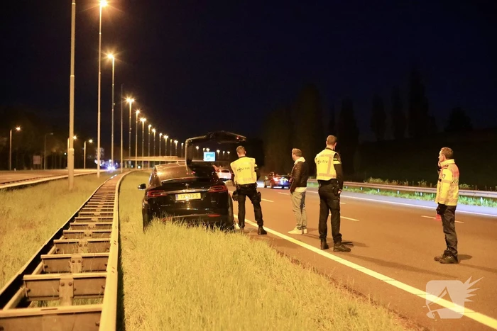 Tesla botst op vangrail