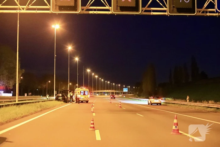 Tesla botst op vangrail