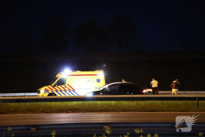 Tesla botst op vangrail